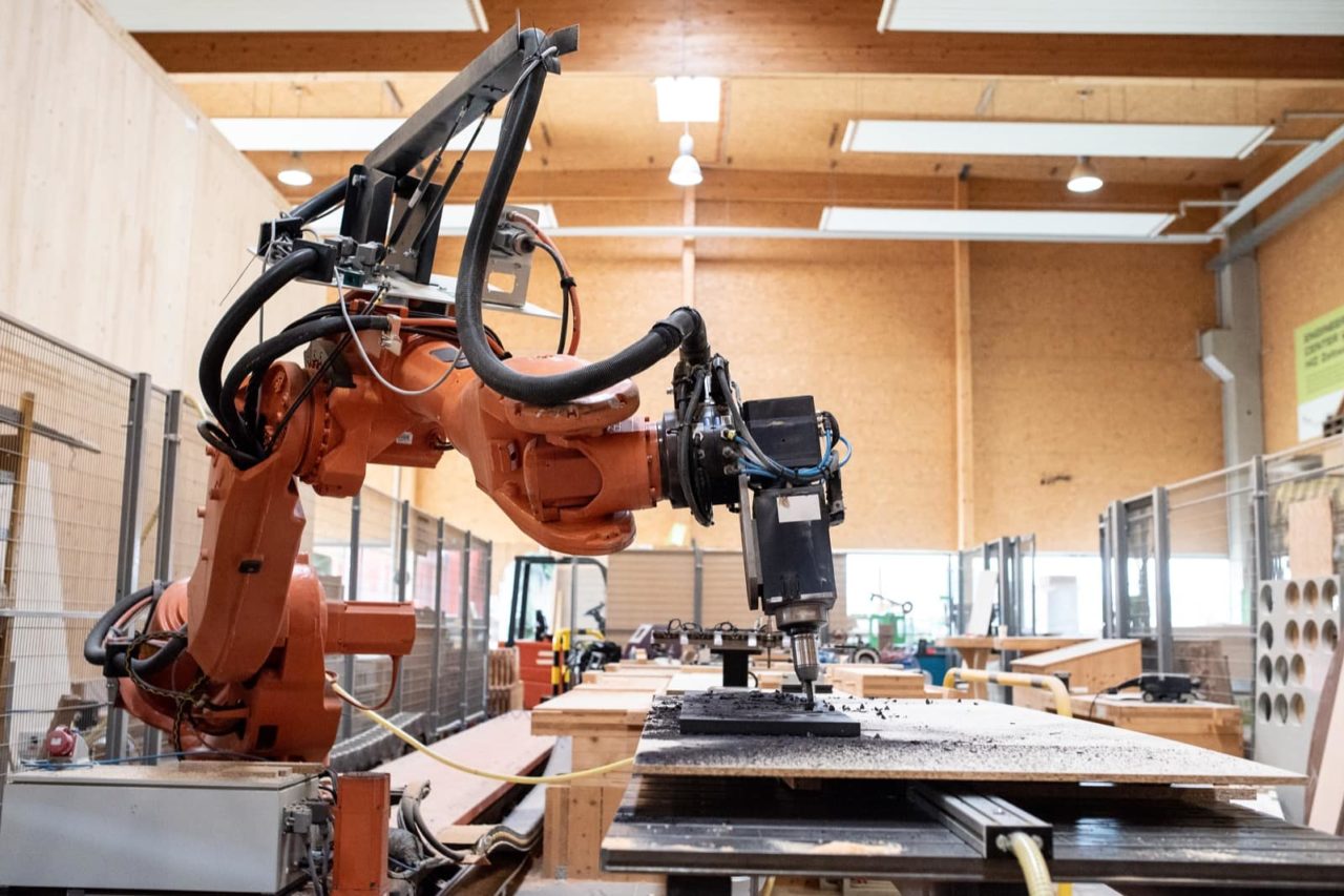 Roboterbearbeitung im Holzinnovationszentrum Roboterbearbeitung im Holzinnovationszentrum